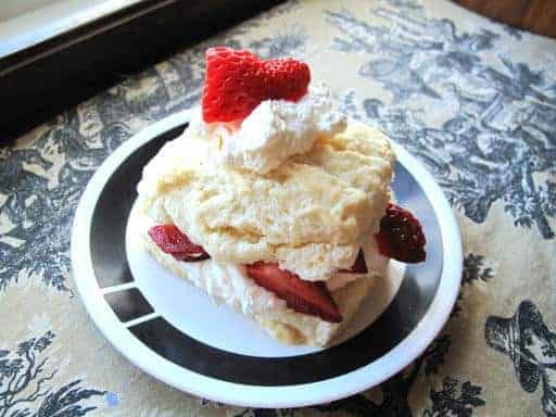 strawberry shortcake with fresh strawberry slices