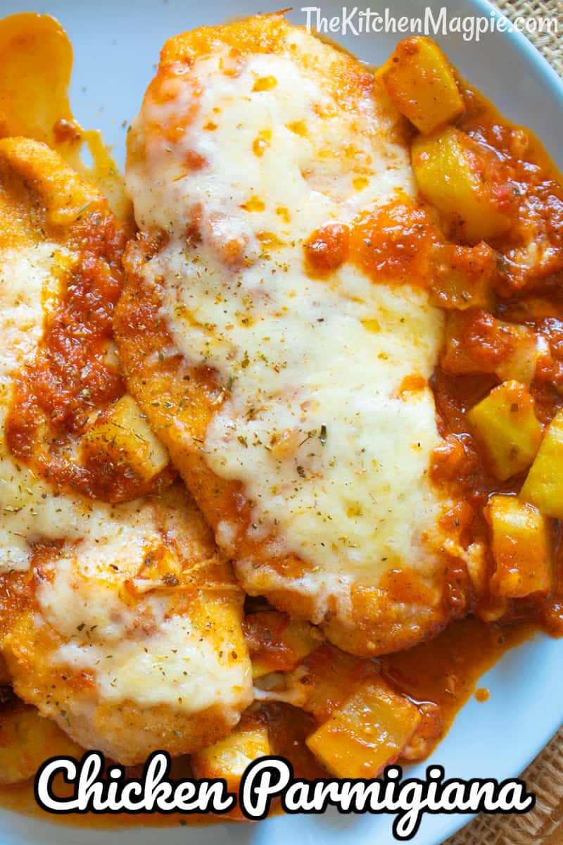 How to make a delicious baked chicken Parmigiana, chicken breasts in a crispy coating that are cooked in a tomato sauce with vegetable and topped with cheese. Dinner perfection! #chicken #parmesan #chickenbreast