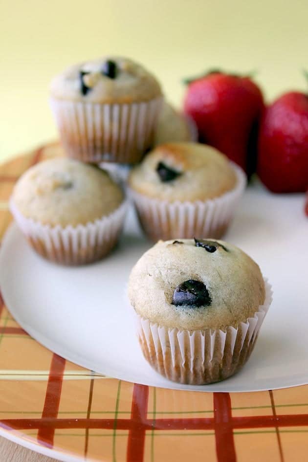 close up Mini Muffins and fresh strawberries in a white plate