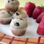 close up Mini Muffins and fresh strawberries in a white plate