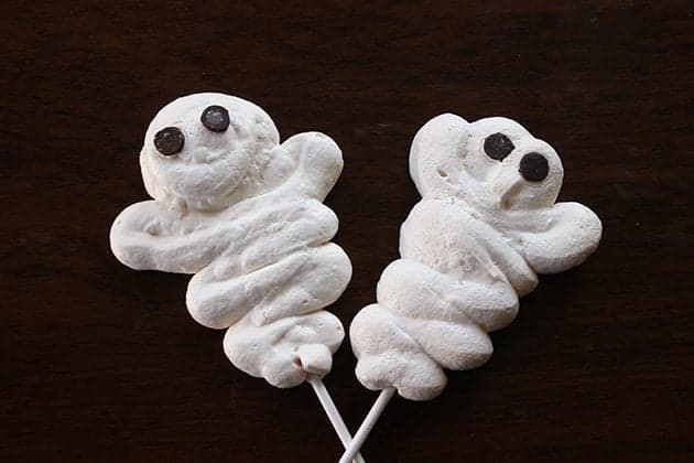 2 pieces ghosts shaped white Meringue Halloween Treats with sticks