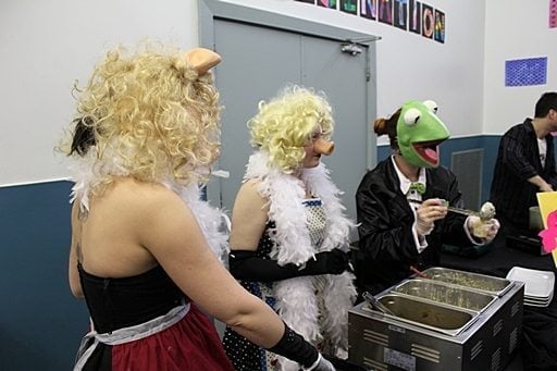 mac n' cheese served by Kermit and Miss Piggy - servers in costumes