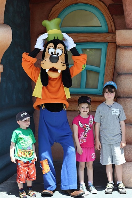 kids group photo with Disney character Goofy