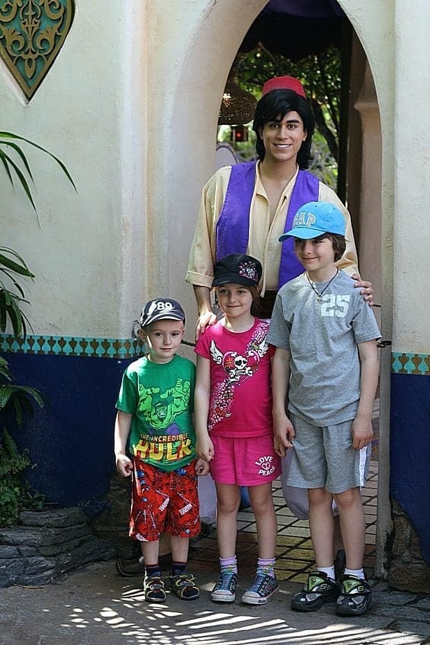kids group photo with the Disney character Aladdin