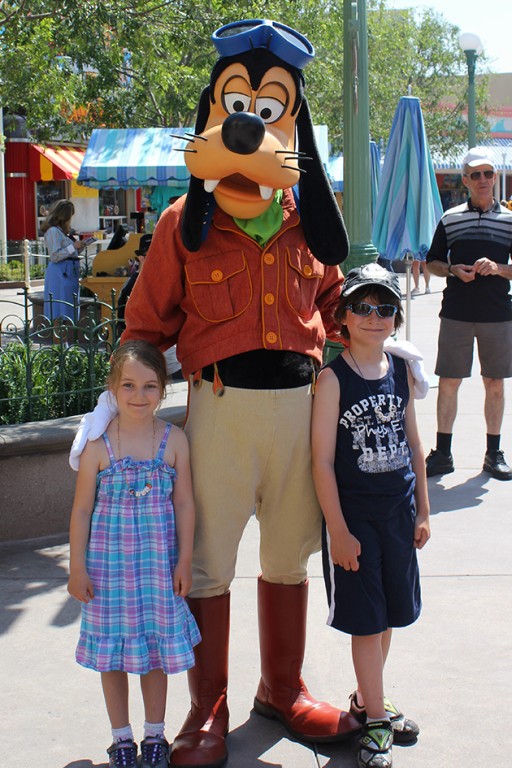 Goofy character with tow kids