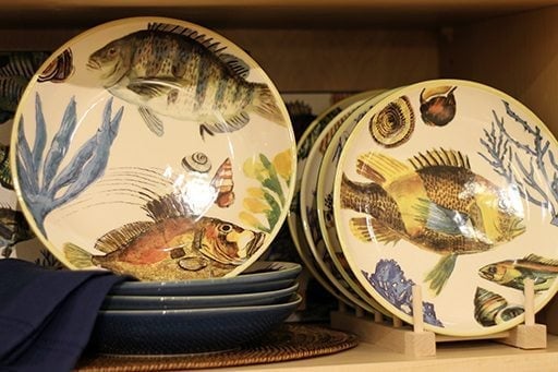 Poisson line of pasta dishes and serving trays with fish design