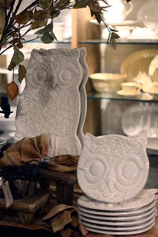 white owl plates in two different sizes