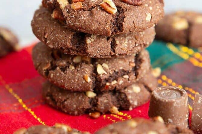 close up stacRolo cookies with pecans