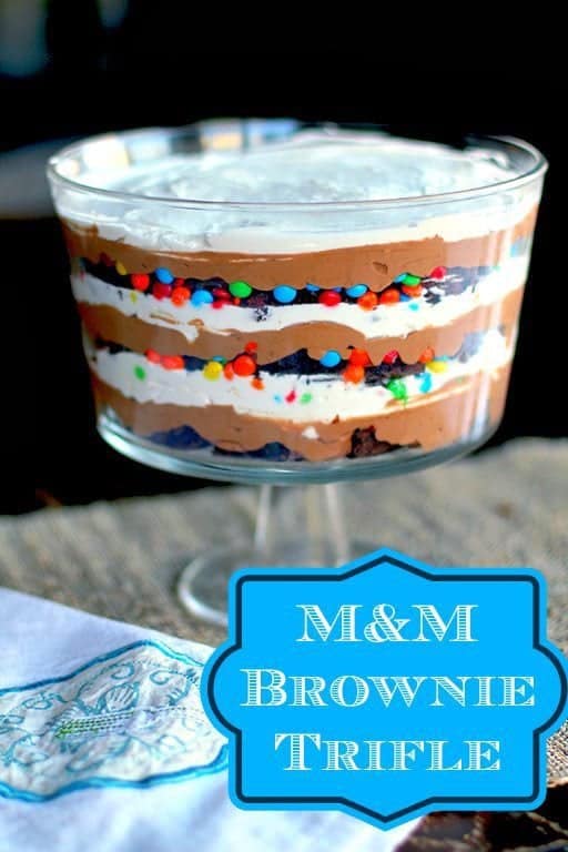 How to make a decadent brownie trifle with layers of M&M candy and delicious brownies. #trifle #brownies