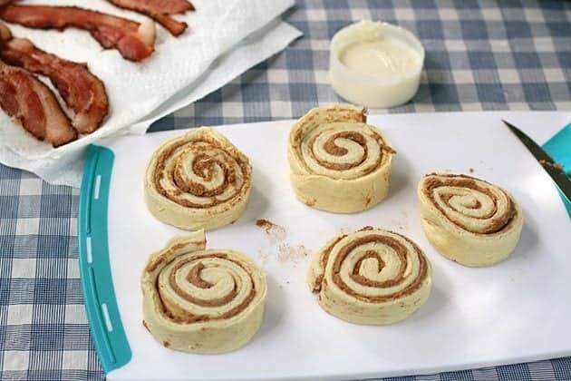 five pieces cinnamon rolls