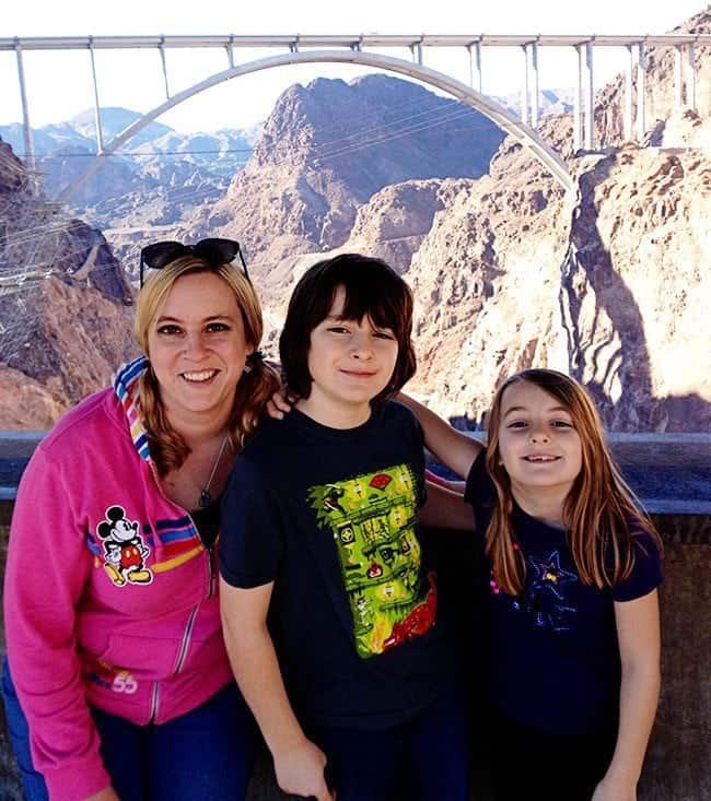 mom and her kids with the Hoover Dam on background