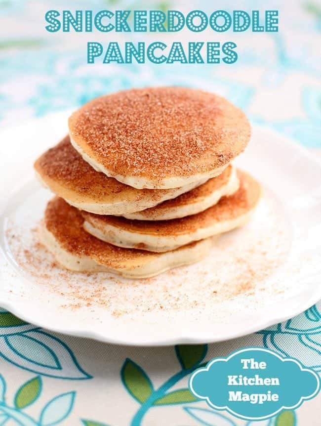 Pila di Snickerdoodle Pancakes in un piatto bianco
