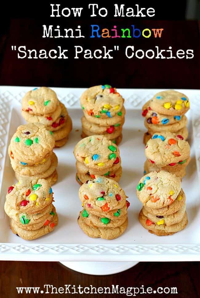 How to make mini cookie "snack packs" for school lunches, picnic's or just portioned snacking. These are crispy cookies, just like the store bought but of course, they taste a million times better! #cookies #kids #Chocolatechipcookies