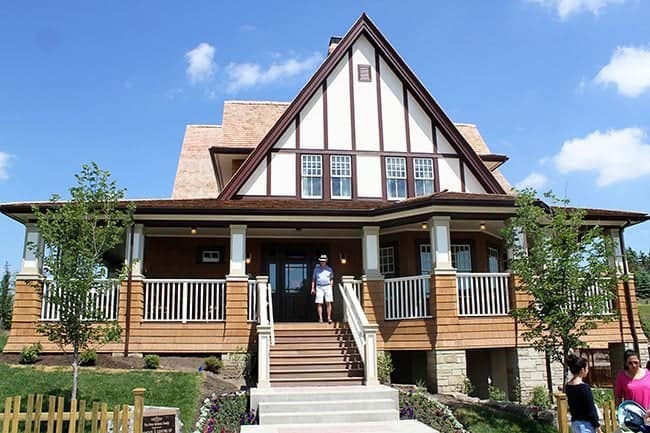 View from the outside of The Five Centre of Canadian Women