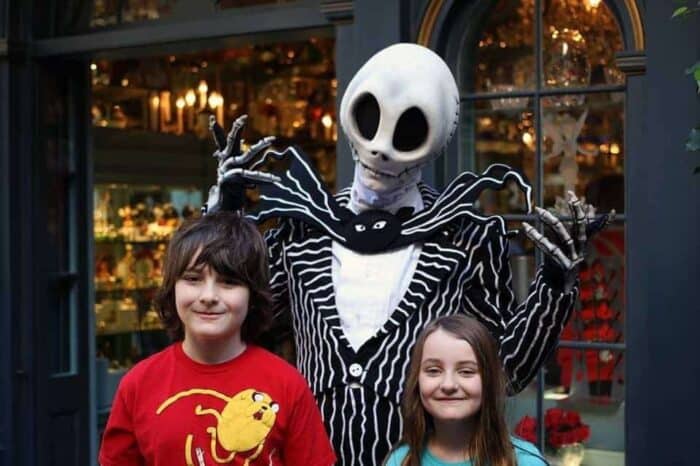 kids photo with Jack Skellington at their back