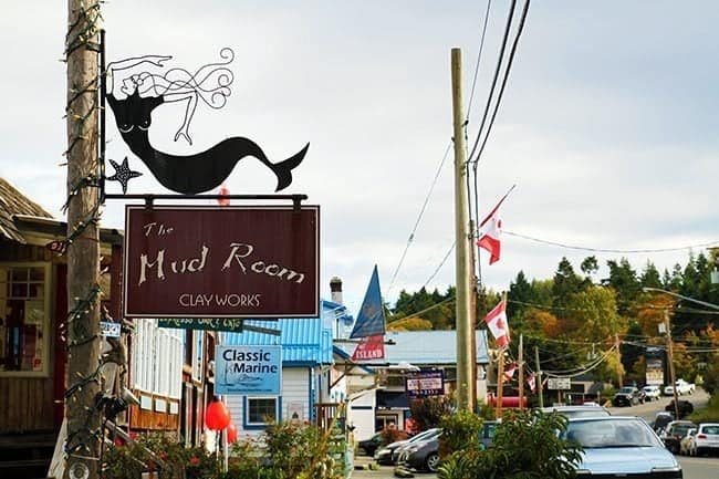 town in Cowichan bay, signage of The Mud Room clay works