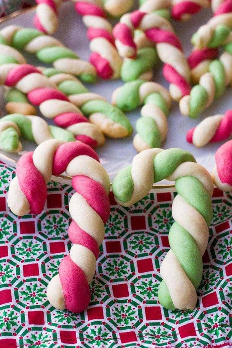 https://www.thekitchenmagpie.com/wp-content/uploads/images/2016/11/CandyCaneCookies3.jpg