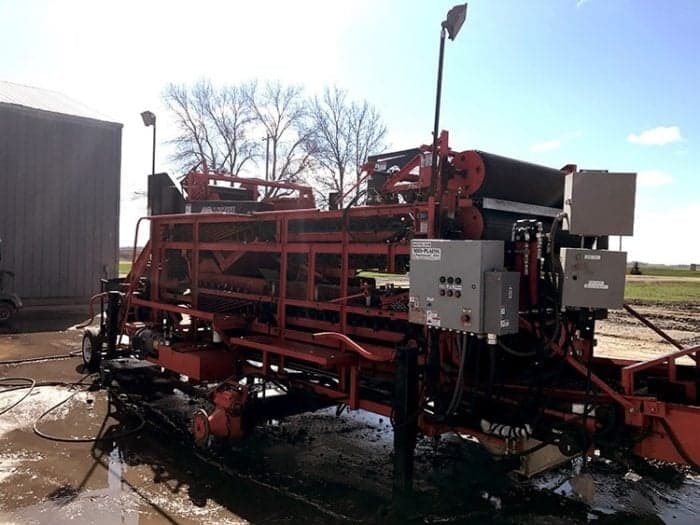 machine that cuts the planting potatoes into two or three pieces.