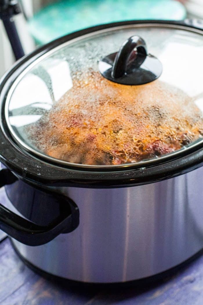 cozinhando o arroz num crockpot com tampa em cima