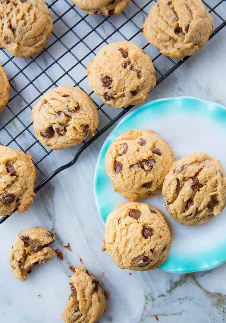 https://www.thekitchenmagpie.com/wp-content/uploads/images/2018/01/ChocolateChipCookieRecipeWithoutBakingSodaorBakingPowder.3.jpg