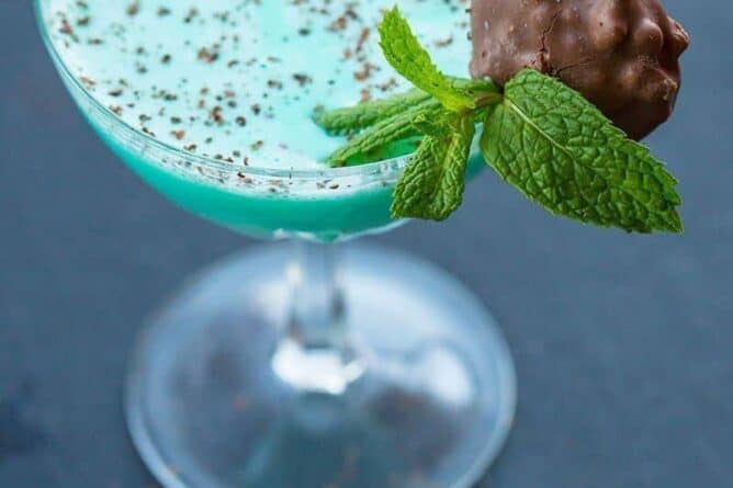 Grasshopper Cocktail Drink garnish with chocolate turtle and mint leaves