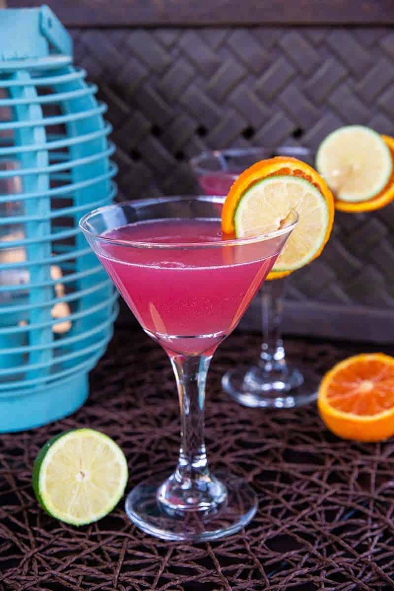 How to Make the Perfect Cosmopolitan Cocktail. #cocktail #drink #cosmopolitan #sexinthecity #drinks #cocktails #vodka #lemon #lime #cranberry