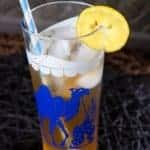 close up vintage glass with Arnold Palmer Drink garnish with a slice of lemon