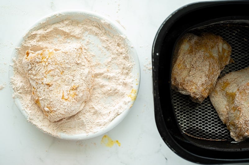 flour coated raw chicken on the left side and air fry chickens on the right side