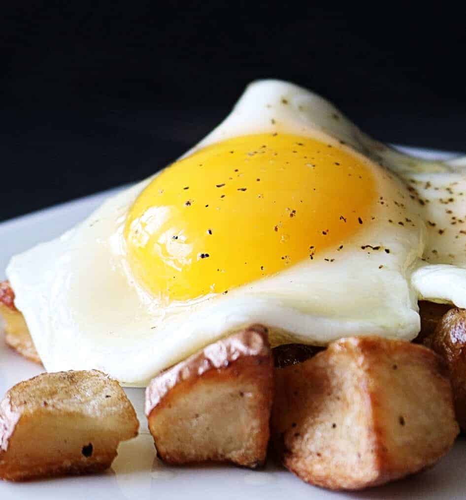 Perfect Sunny Side Up Eggs - The Kitchen Magpie