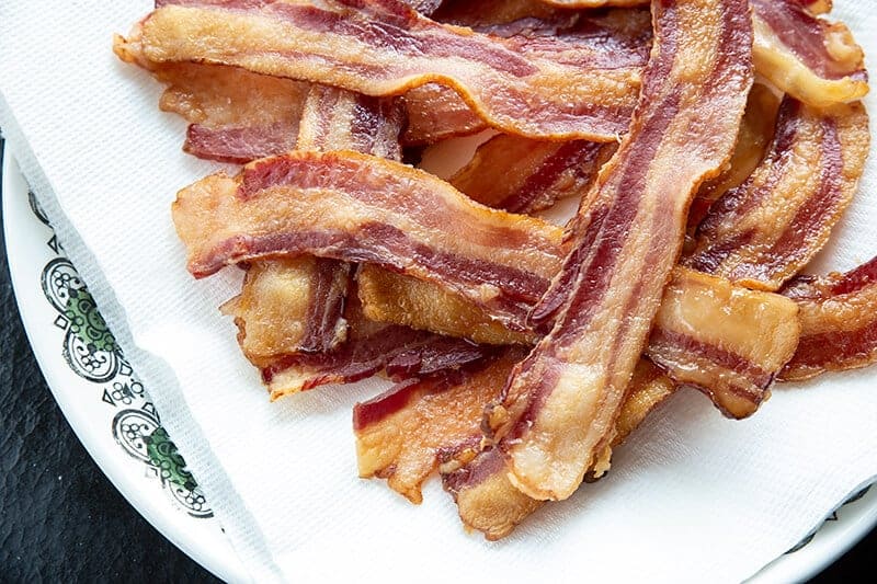 cooked strips of bacon on paper towels