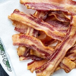 close up cooked strips of bacon on paper towels