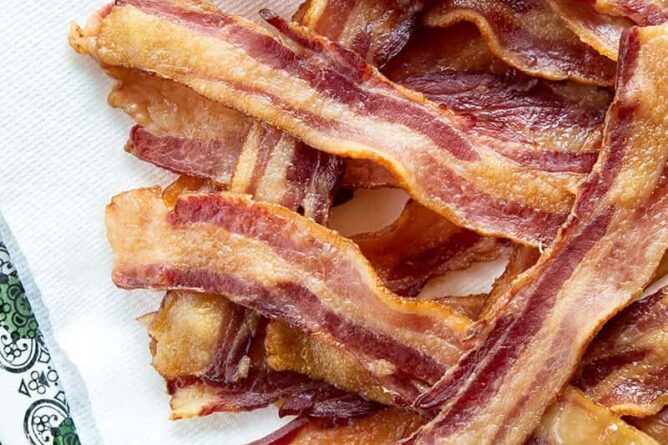 close up cooked strips of bacon on paper towels