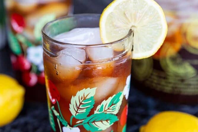 close up glass of Southern Style Sweet Tea garnish with a slice of lemon,