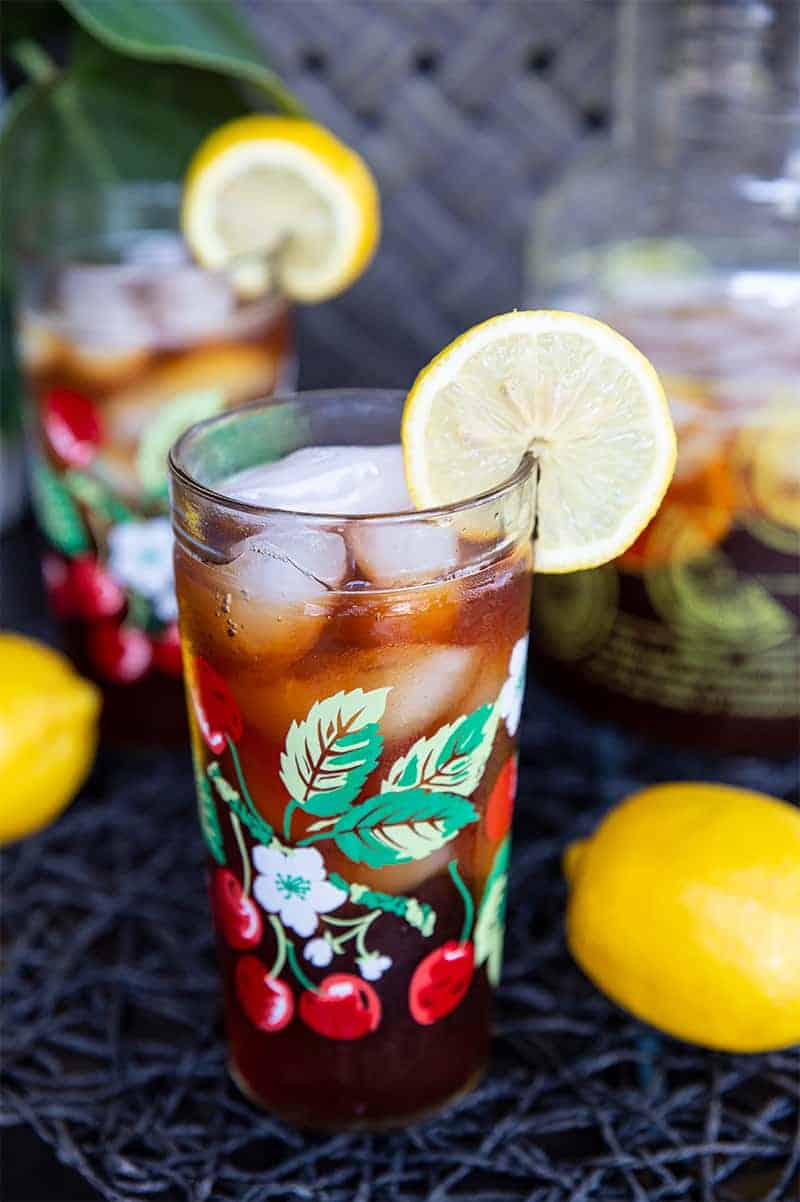 close up glass of Southern Style Sweet Tea garnish with a slice of lemon,