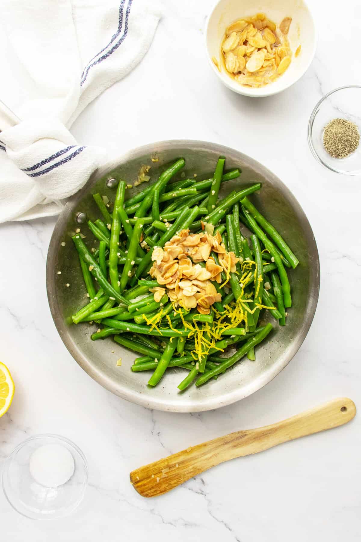 green beans with almonds on top