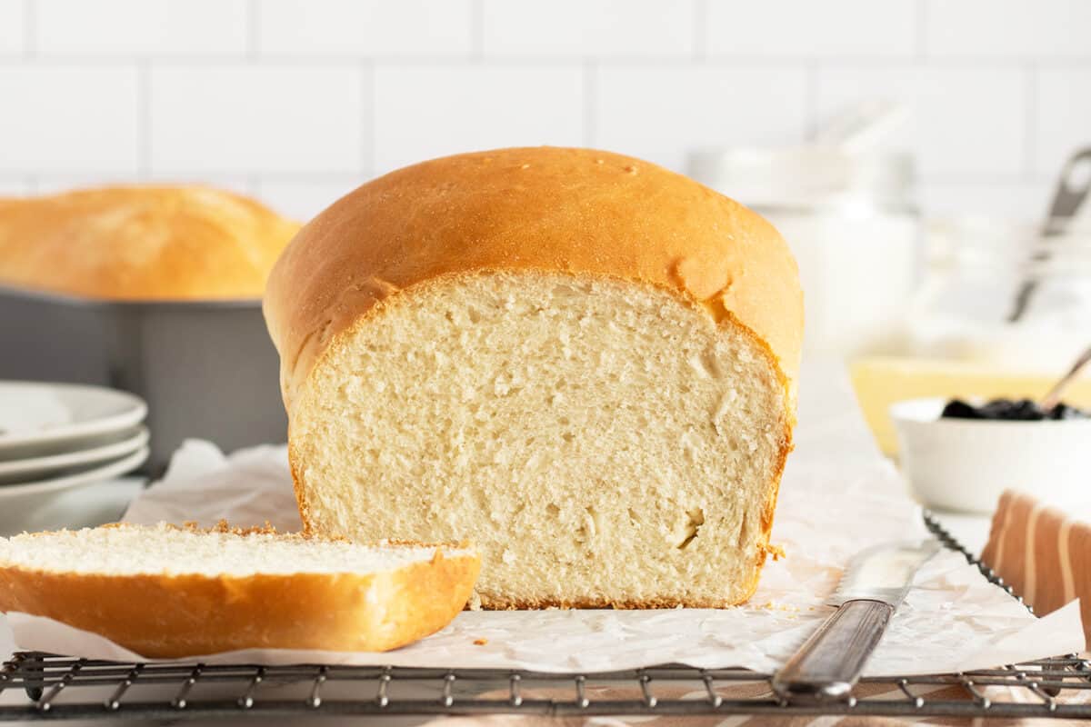 white bread end view of a sliced loaf