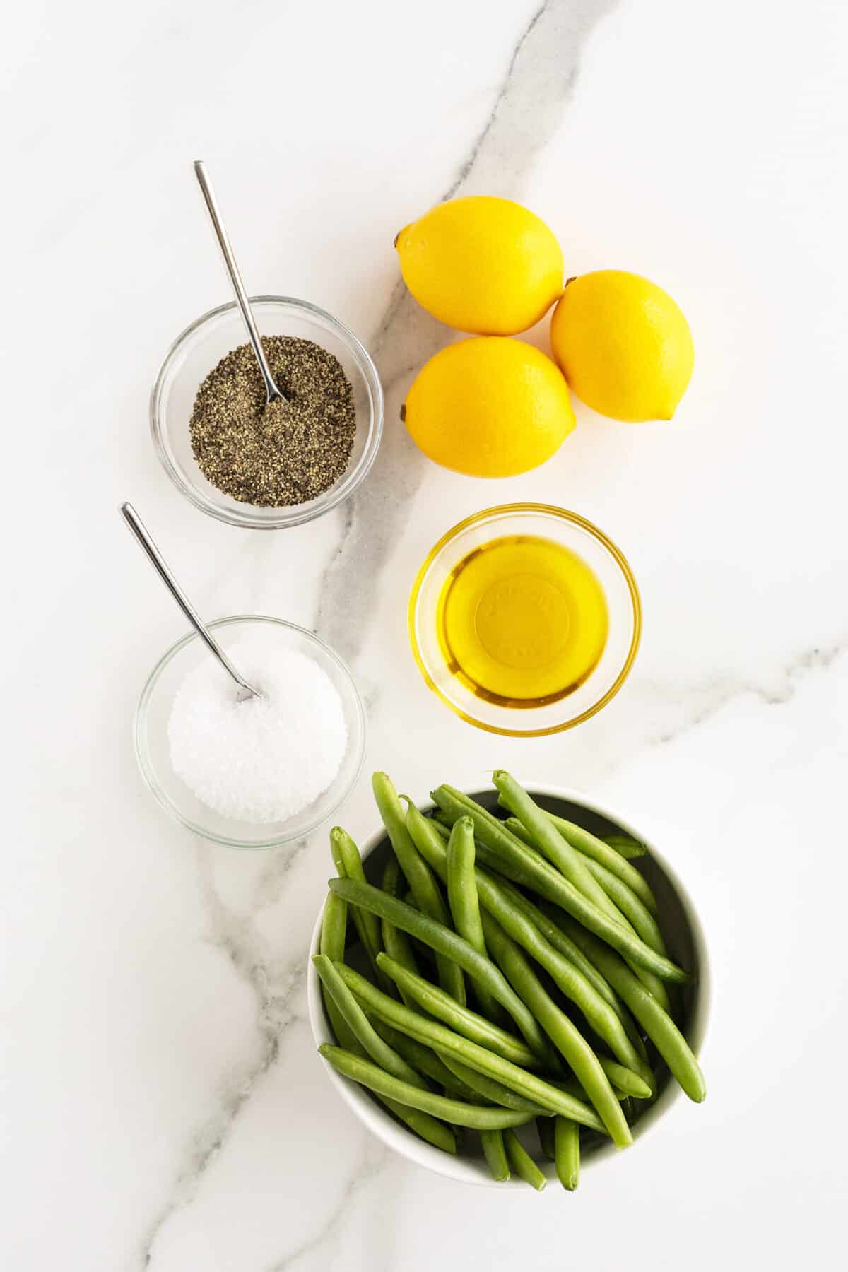 air fryer green beans ingredients in clear bowls