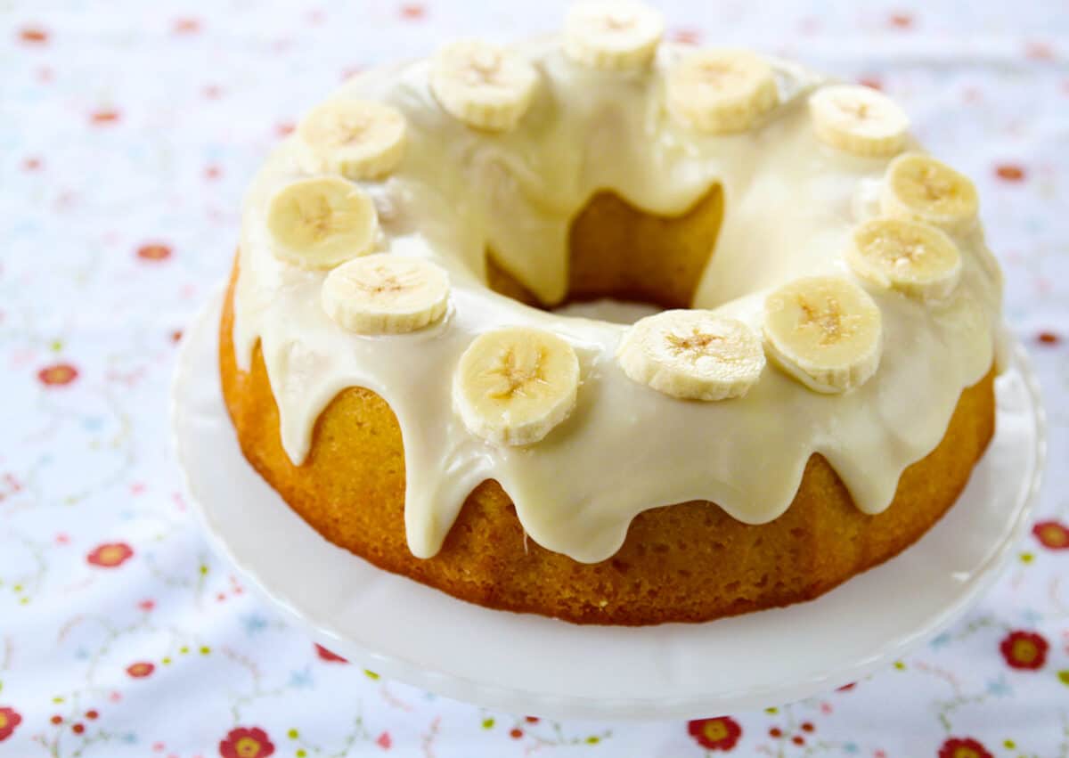 banana pudding cake on a white cake stand