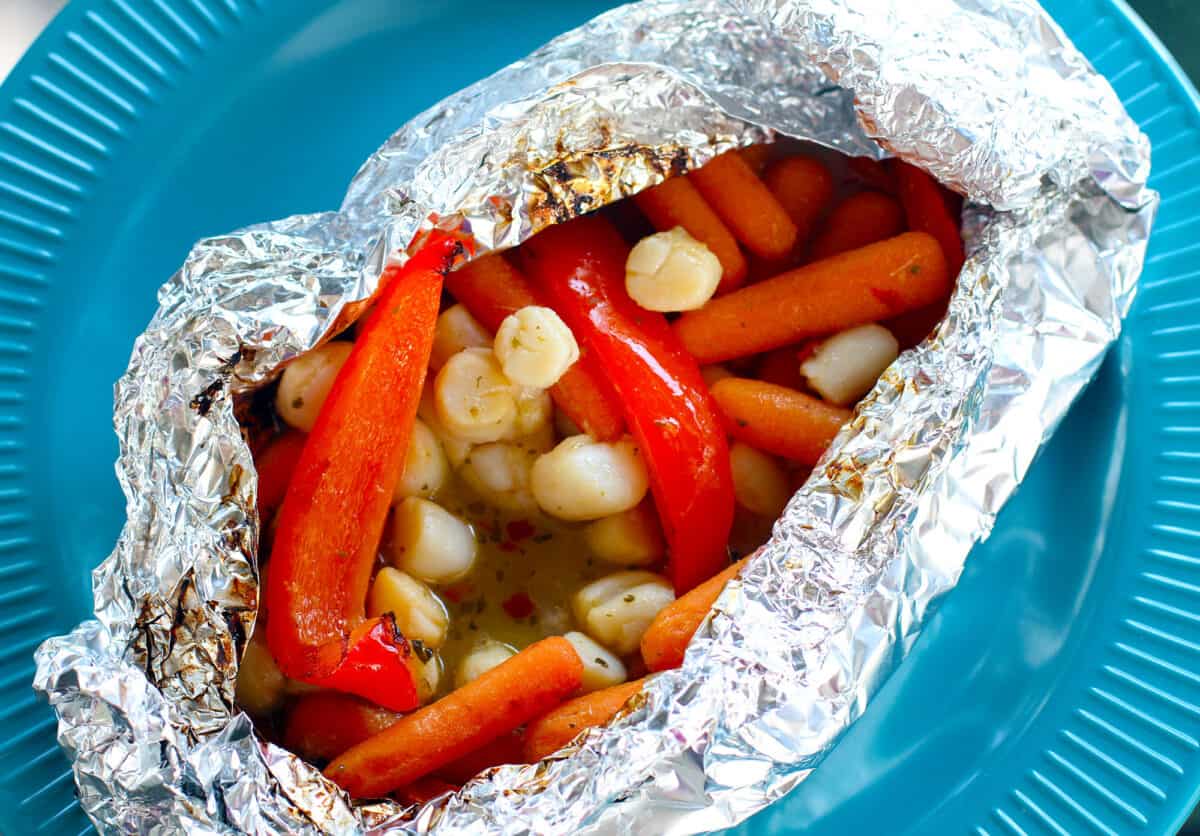 campfire foil packet with scallops and vegetables