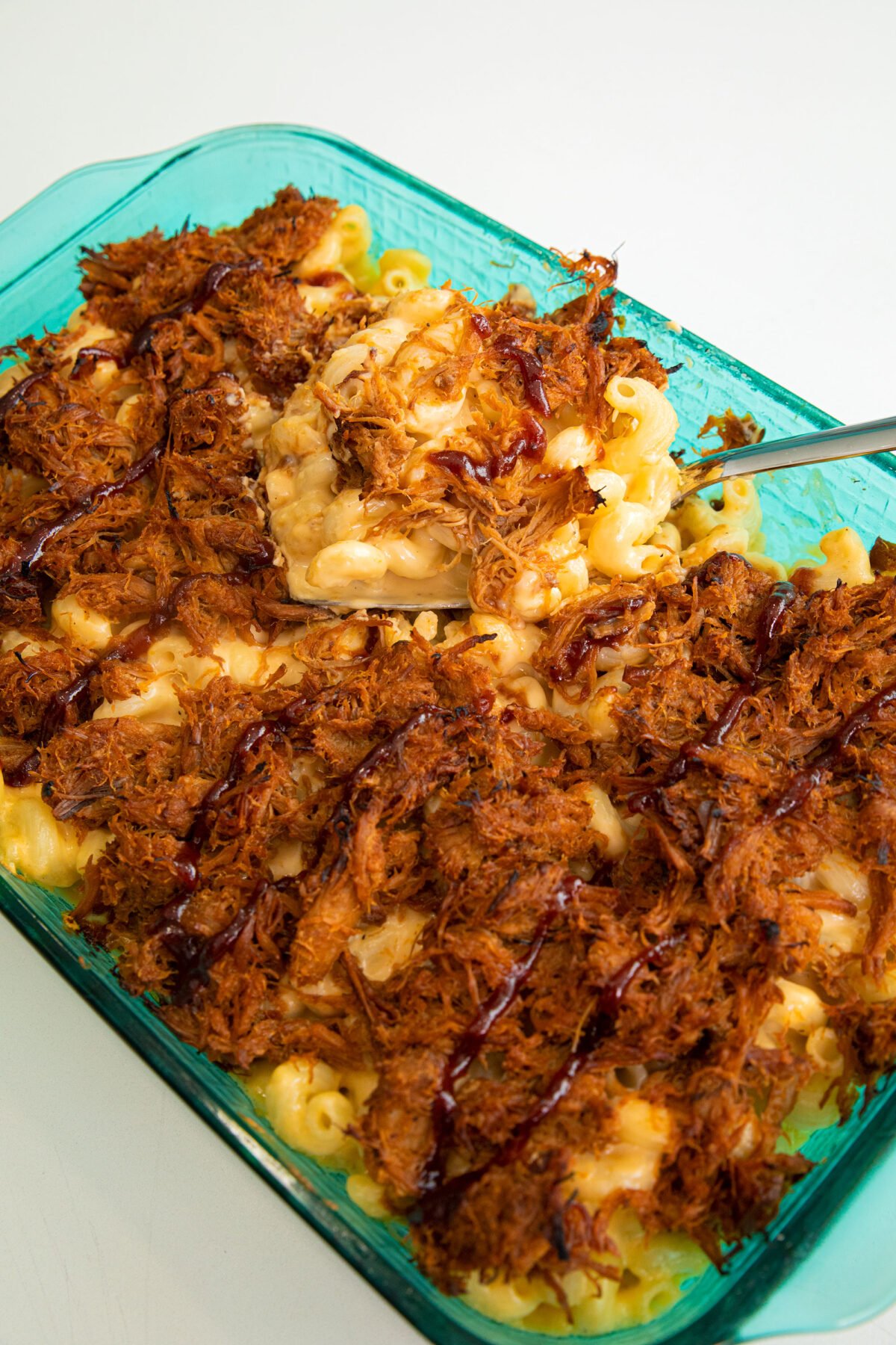 a turquoise pan of pulled pork mac and cheese